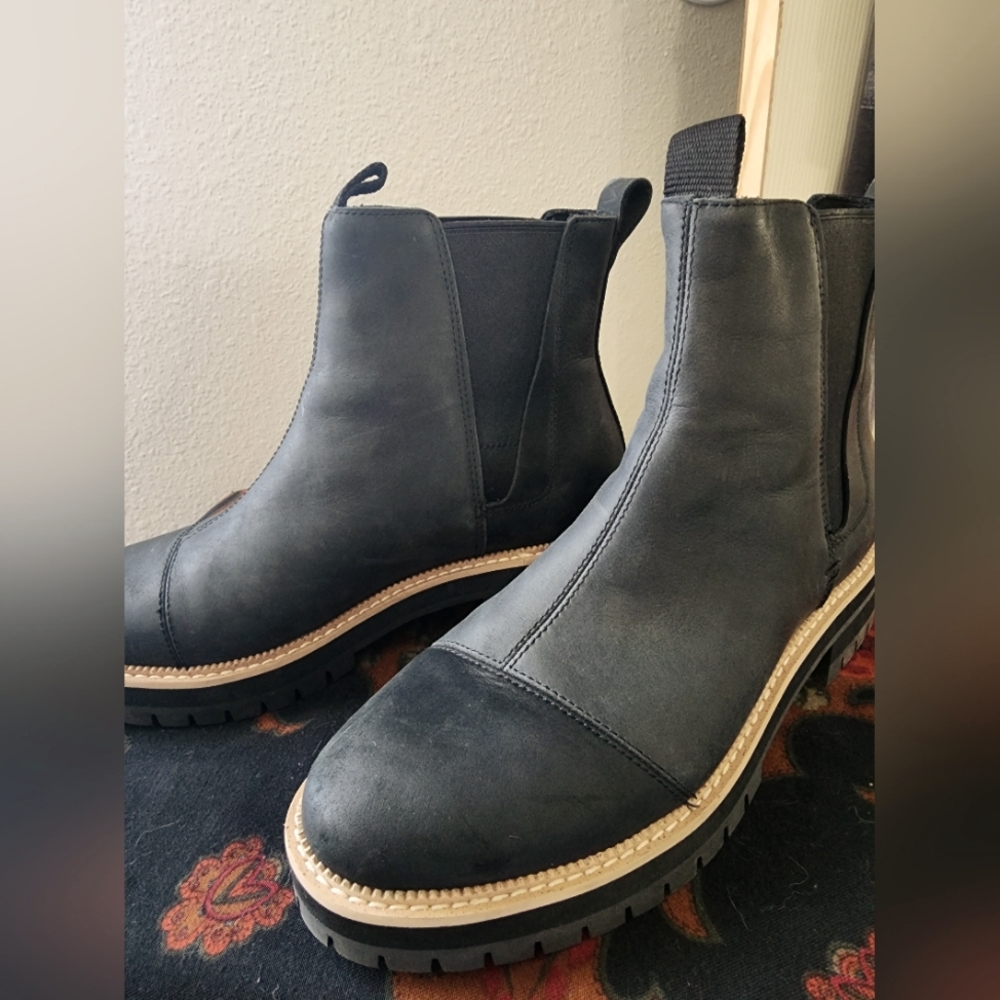 Tom's Dakota Boots - LIKE NEW